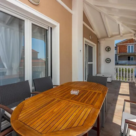 Panorama Apartment *
